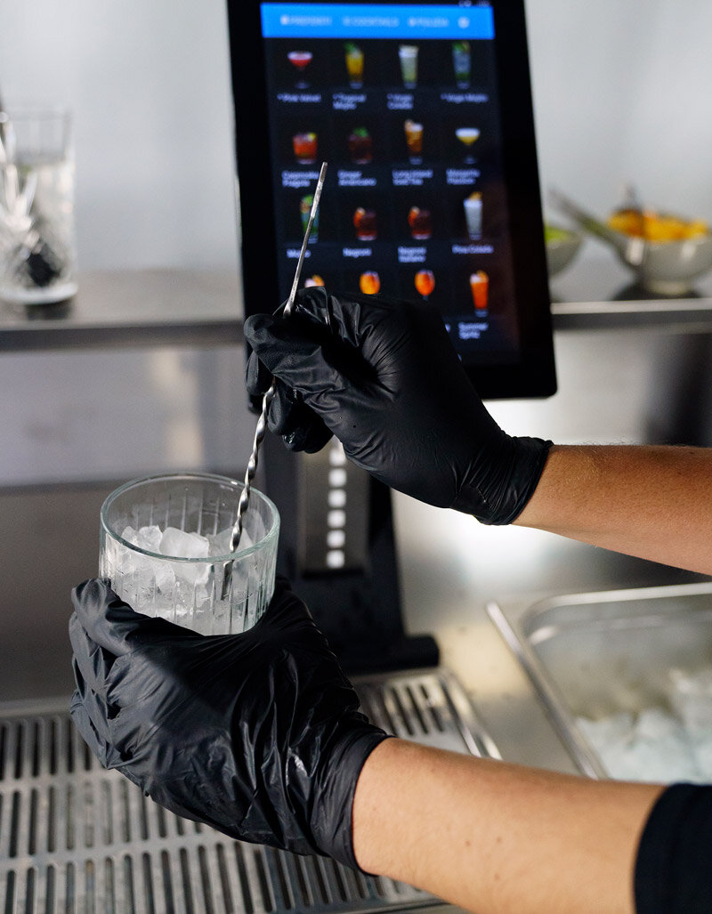 Preparazione di un cocktail con GiG Pro